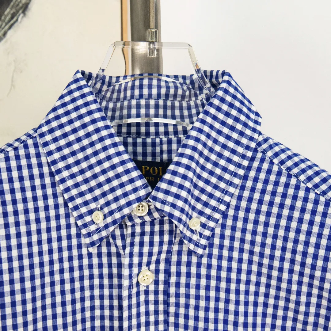 P280 zp version [exclusive supply] Ralph Lauren/Ralph Lauren 2025SS Evergreen Vintage style poplin casual color 0.5 grid long-sleeved casual shirt, 100% restoration of workmanship, embedded seam clean edge processing, upper back broken seam reorganization, better fit ✅ 100% cotton poplin cotton, smooth feel, pre-car wash treatment, yarn is tighter ✅ Custom dyed original pearlescent white buttons, size partition✅ There is a special shaped chiffon foil inside the collar door tube, which is not easy to deform and pull. ✅ RL refreshing plaid shirt is more naughty and colorful than the simpleness of the solid color shirt. It can be salty or sweet. Daily travel and travel. The production rate is very high. The style is customized. Color: Pink Blue Size: S M L XL Number: WW10965